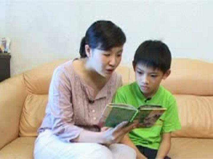 家長給孩子誦讀英文圖書